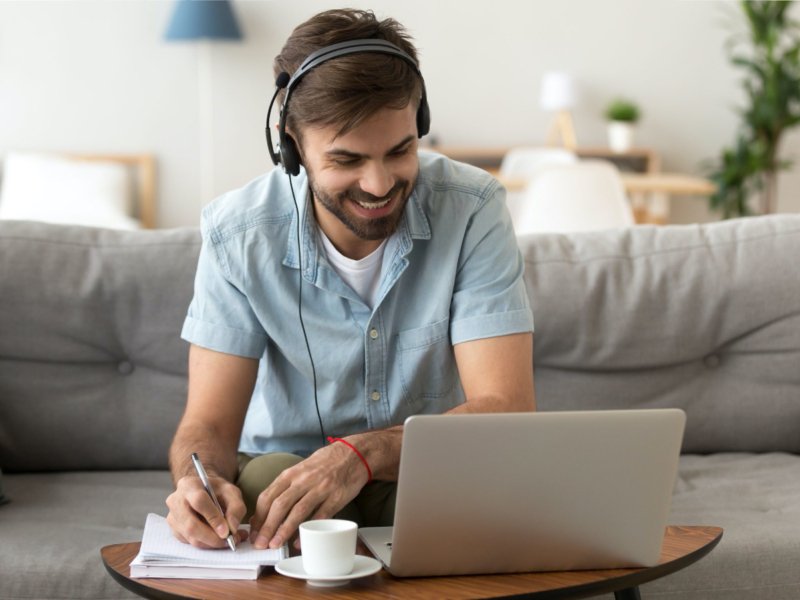 Μαθήτρια συμμετέχει σε ζωντανό online μάθημα ξένης γλώσσας